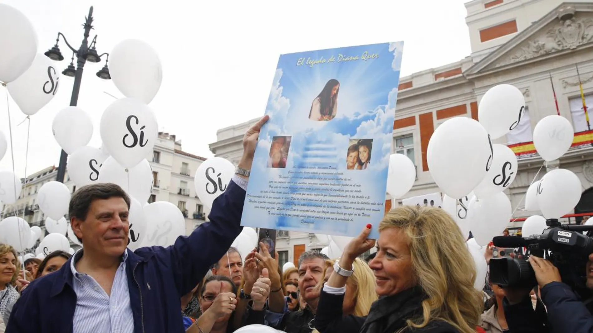 Juan Carlos Quer y Diana López Pinel encabezaron la marcha contra la supresión de la prisión permanente revisable