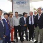 Los hermanos Chopera, Oscar, y Pablo, posan junto a los diestros, Diego Urdiales , Morante de la Puebla, y Enrique Ponce, y los ganaderos, Alvaro Domecq, y Victorino Martín, durante la presentación de la próxima Feria Taurina de la Semana Grande 2015 de San Sebastián