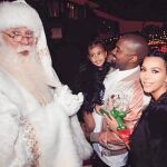 Papá Noel, un invitado más a la fiesta de los Kardashian.
