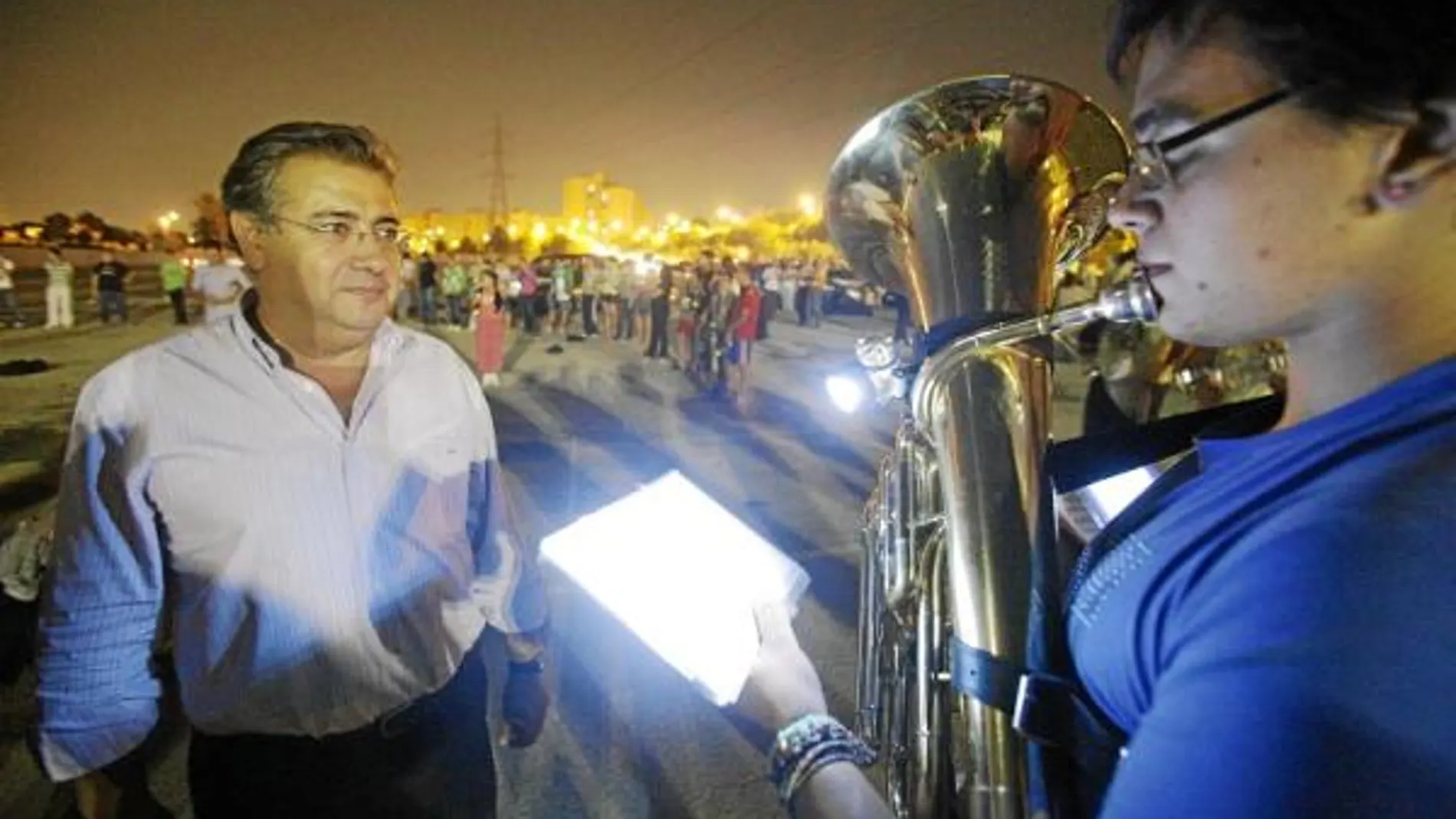 Zoido denuncia el solar «denigrante» en el que ensaya la banda de la Humildad