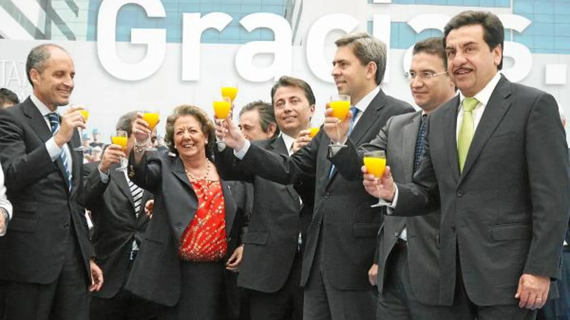 Camps brinda con zumo de naranja tras el fin de las obras de La Fe