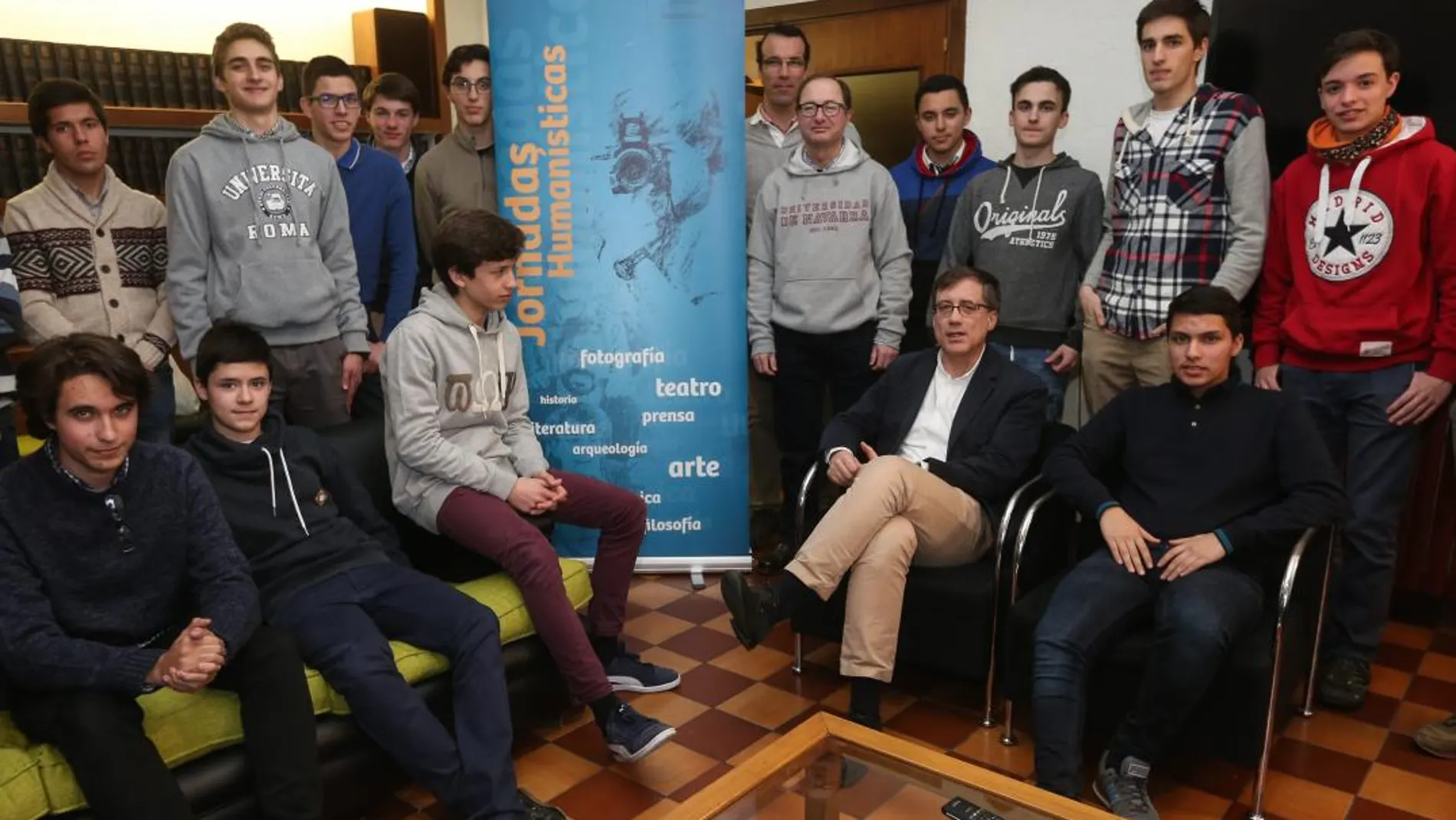Jóvenes participantes en estas jornadas posan con el director general de Patrimonio de la Junta, Enrique Sáiz, en el Colegio Mayor Peñafiel de Valladolid