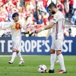 Cesc y David Silva, dos de los habituales en la España ganadora, cabizbajos en el partido de octavos