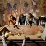 Las autoridades egipcias han comenzado una serie de análisis con escáner e infrarrojos para intentar detectar si hay alguna cámara oculta tras las paredes del sepulcro de Tutankamón.