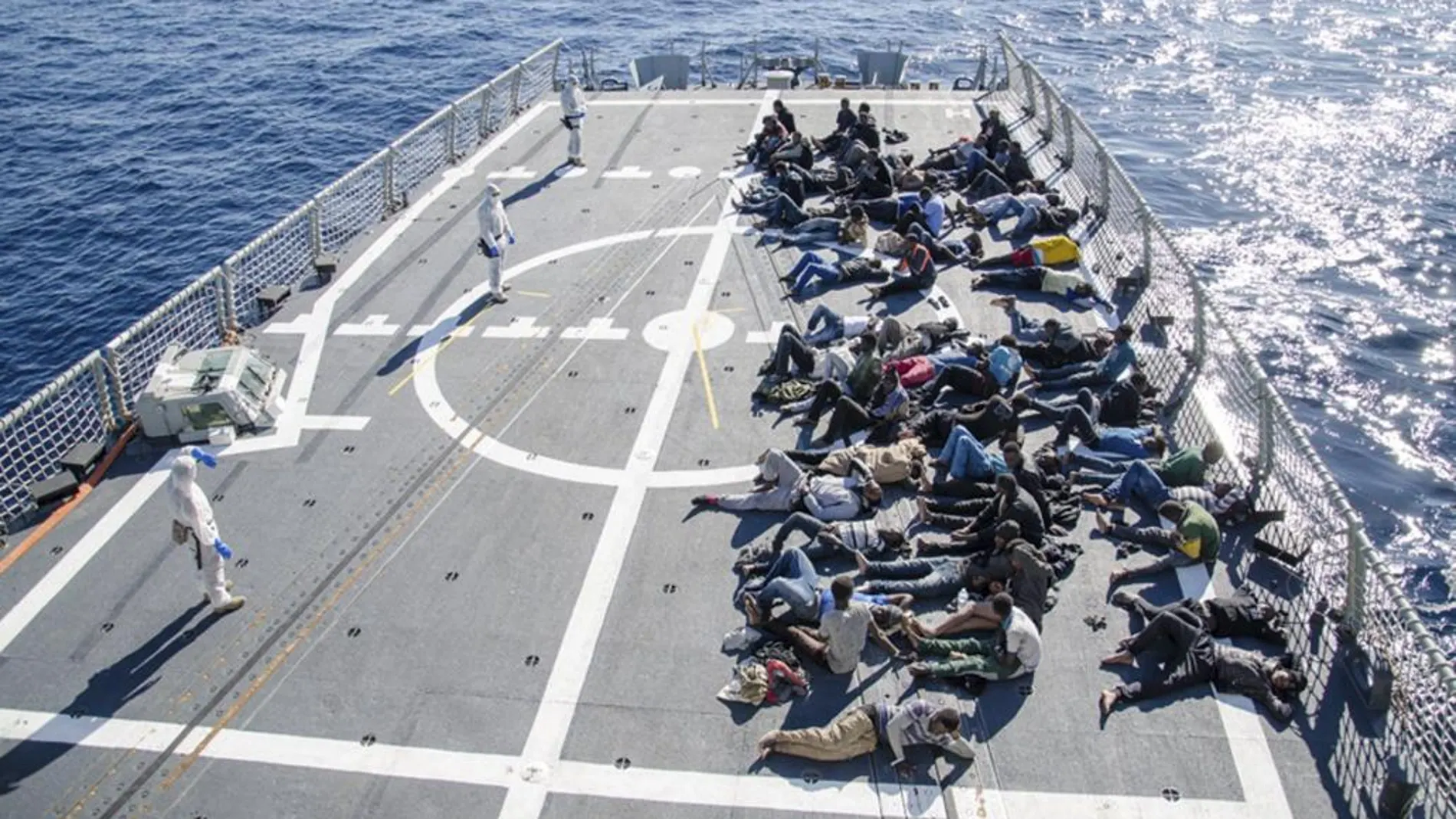 Imagen de archivo de inmigrantes rescatados por la fragata "Numancia"este mismo año.