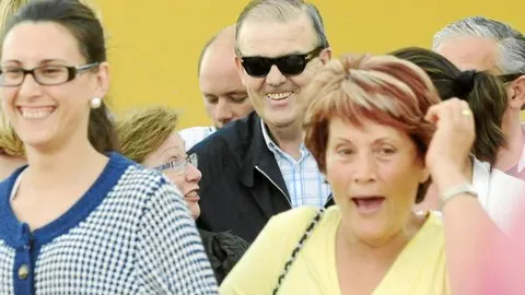 El alcalde de El Ejido, Juan Enciso, ayer, rodeado por un grupo de mujeres que lo apoyaban a la salida de la cárcel de Albolote