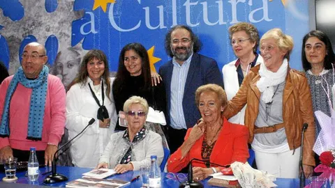 Alfredo Pérez Alencart, Pilar Fernández Labrador y Verónica Amat presentan «Travesías del Alma», junto a alguna de las poetas