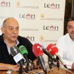 El concejal de Comercio, Consumo y Fiestas, Pedro Llamas, presenta las próximas catas “Maridaje vinos y productos de León” acompañado por el director del Instituto de Investigación de la viña y el vino, Enrique Garzón