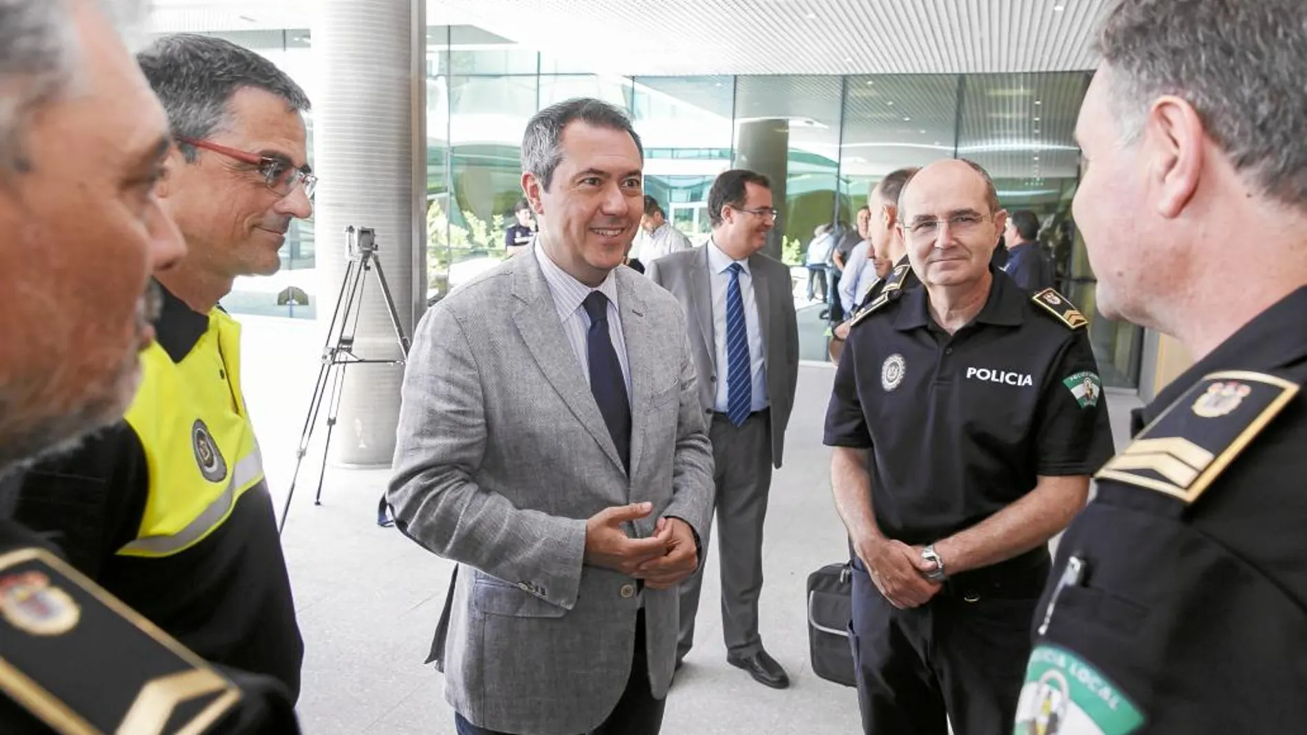 El nuevo alcalde visitó ayer la Jefatura de la Policía Local de la Ranilla