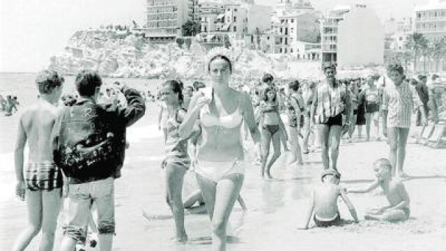 Imagen de los bañistas disfrutando de las vacaciones en una playa durante la década de los 60