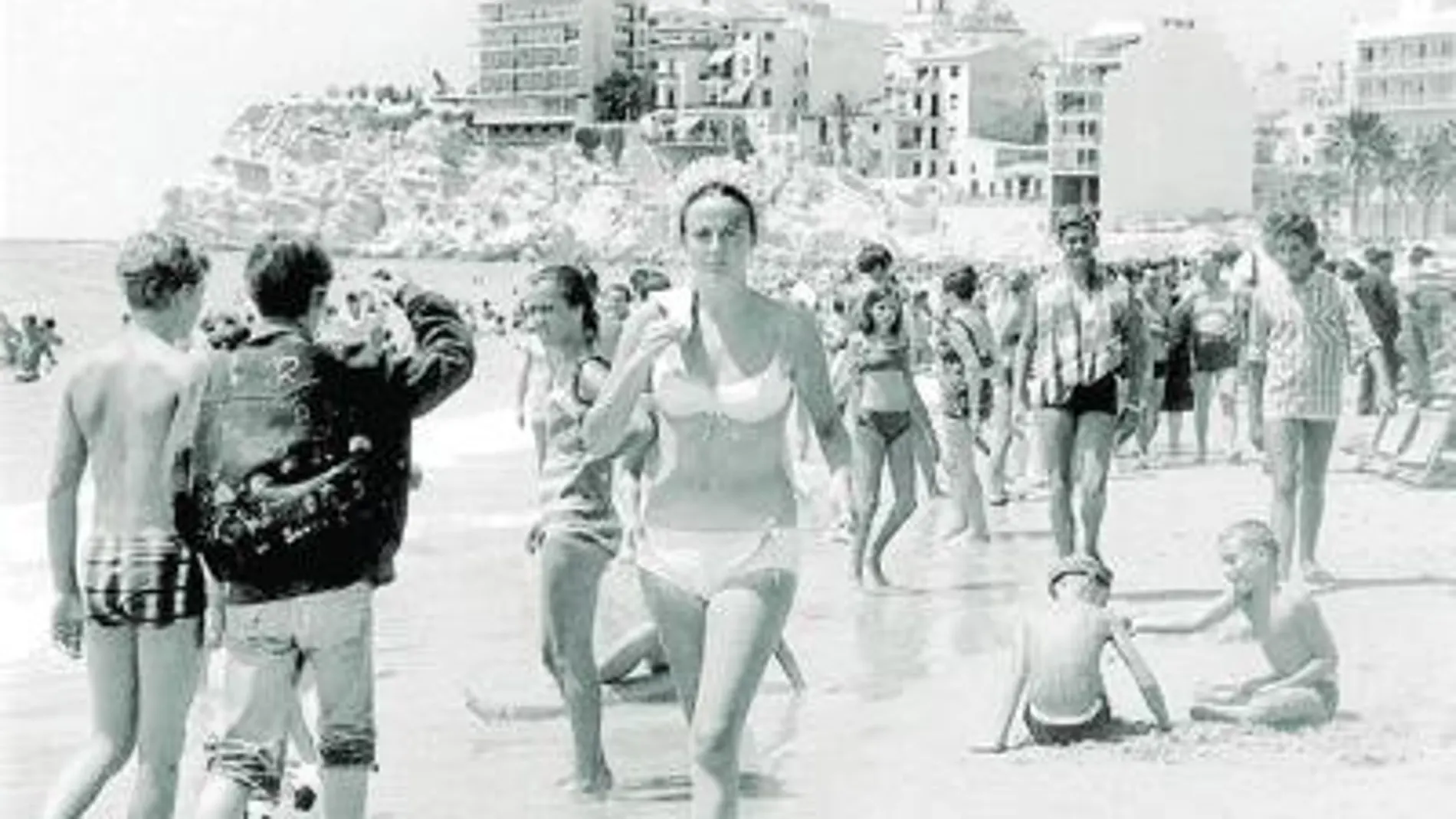 Imagen de los bañistas disfrutando de las vacaciones en una playa durante la década de los 60