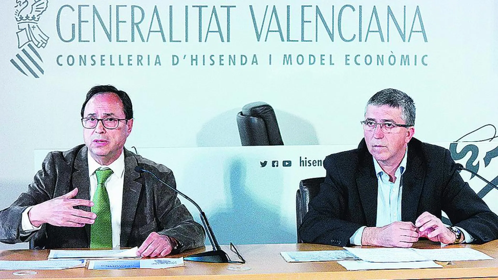 El conseller de Hacienda, Vicent Soler (izquierda) y el de Economía, Rafael Climent