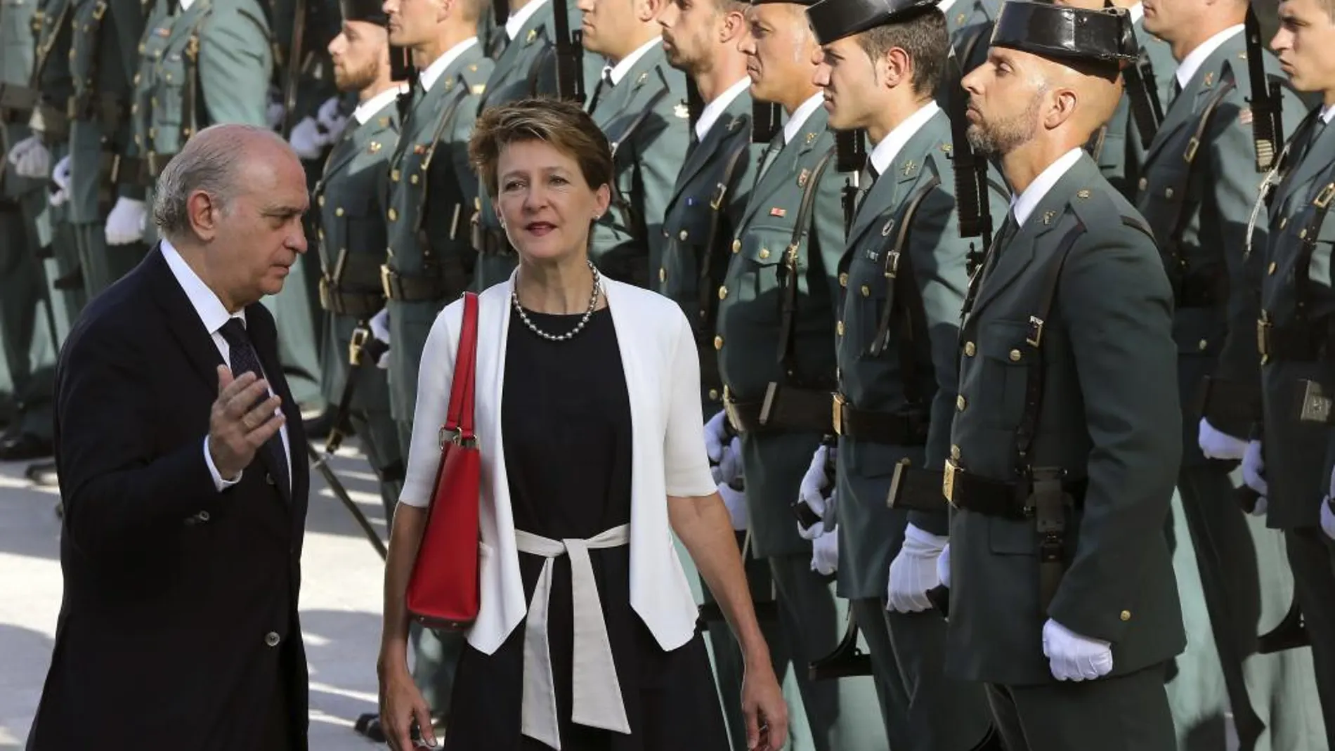 Fernández Díaz y la presidenta de la Confederación Suiza, Simonetta Sommaruga, en la sede de la Guardia Civil
