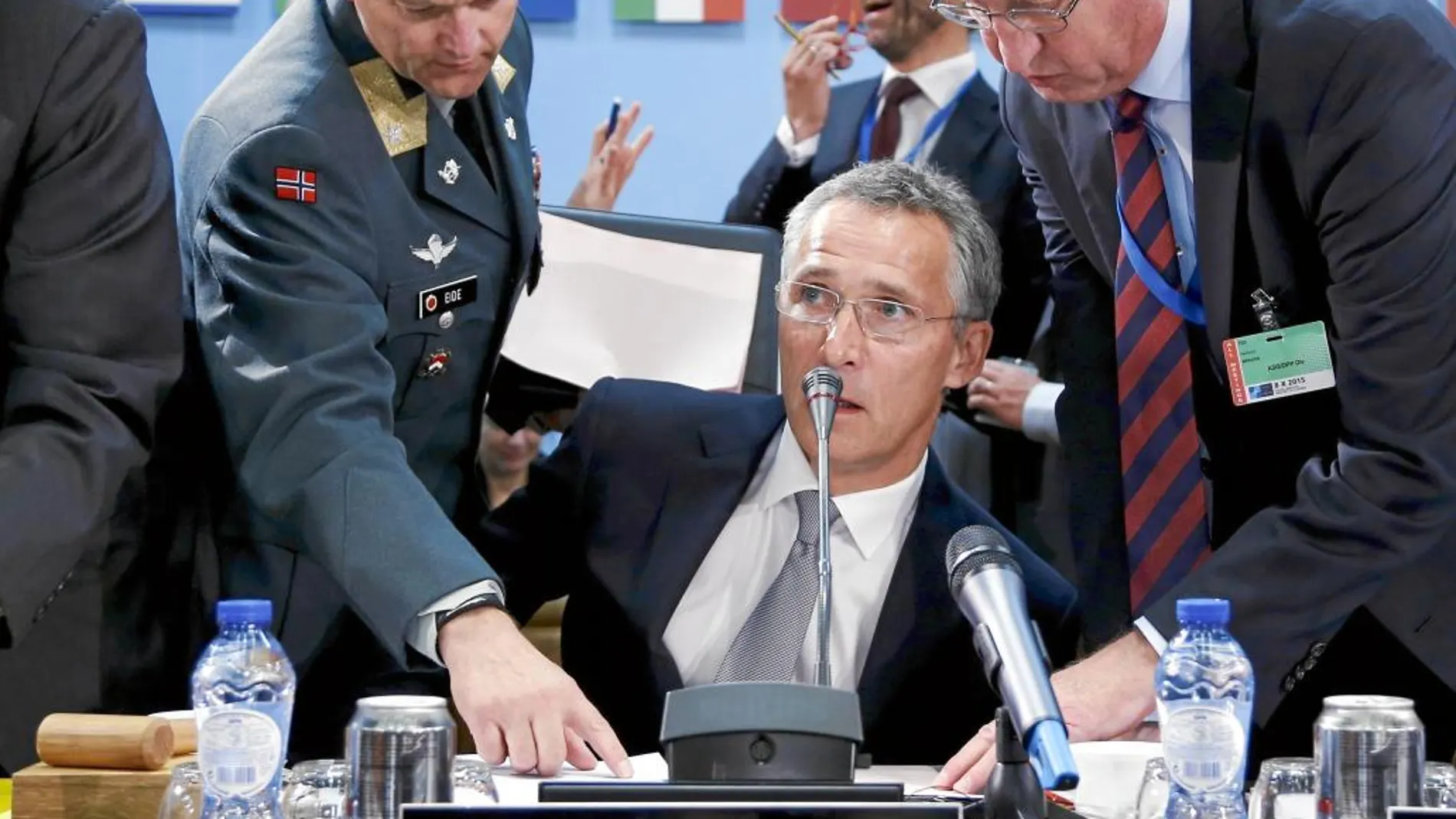El secretario general de la OTAN, Jens Stoltenberg, en la reunión de Bruselas en la que participó Ashton Carter