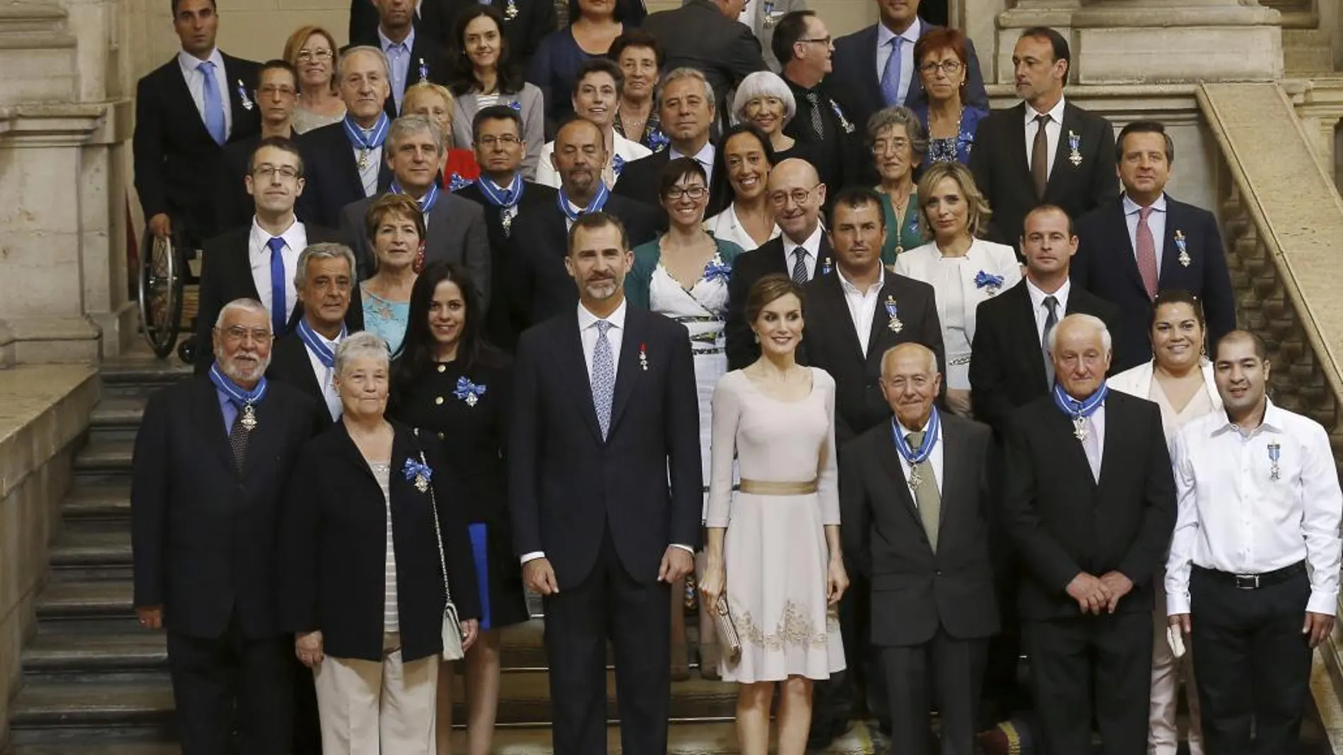 Los Reyes posan junto a los galardonados