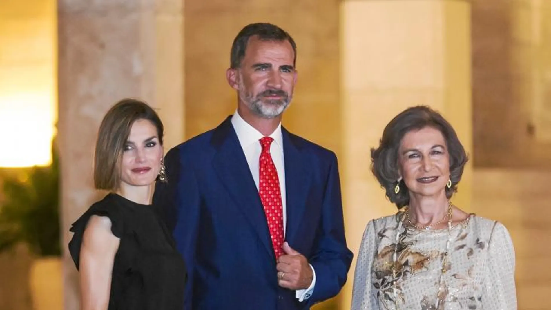 La Reina Letizia, que vistió un conjunto en negro y lució unas sandalias con tacón de pitón, junto a Don Felipe y la Reina Sofía en La Almudaina
