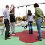 La pequeña de la familia, que reside en el Aljarafe, se divierte con sus padres y hermanos en un parque