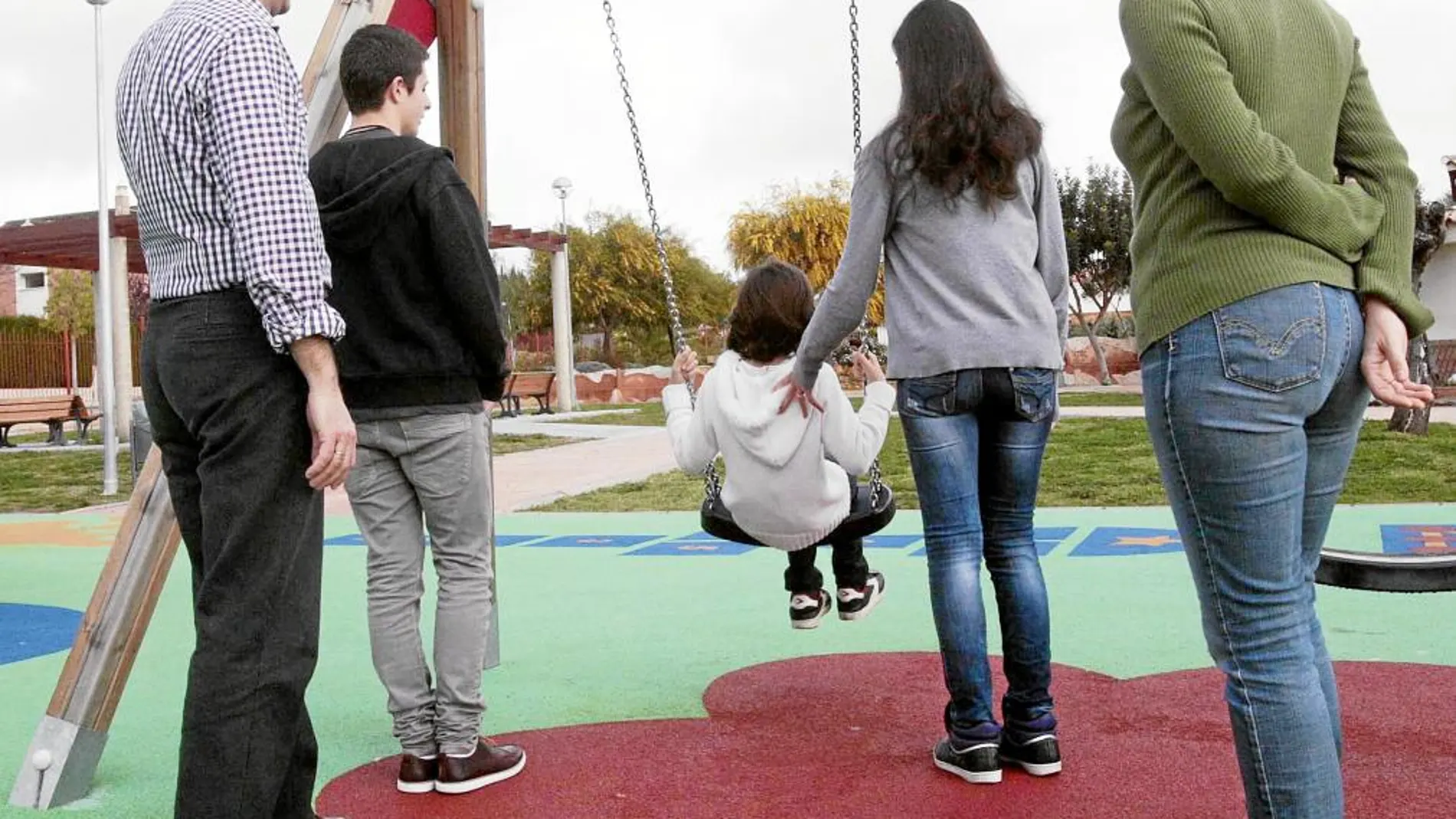 La pequeña de la familia, que reside en el Aljarafe, se divierte con sus padres y hermanos en un parque