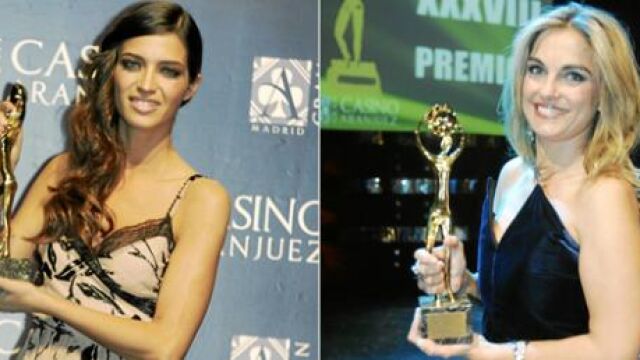 Sara Carbonero, galardonada por su trabajo en Telecinco y Lourdes Maldonado, de Antena 3, tras recibir el trofeo