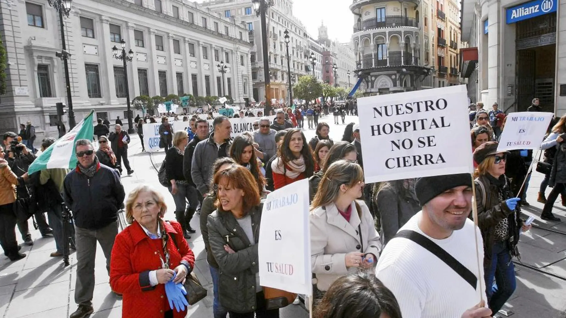 Protesta de trabajadores de Clínicas Pascual en Sevilla