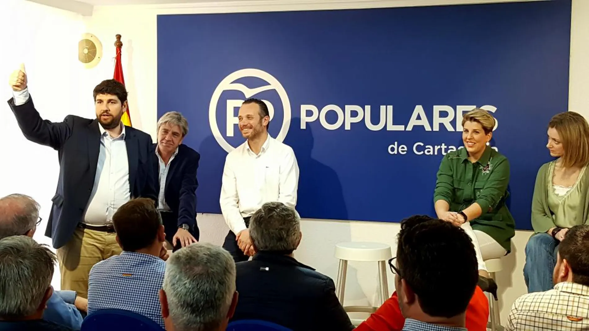 El presidente regional del PP, Fernando López Miras y la candidata a la alcaldía de Cartagena, Noelia Arroyo, durante la celebración de la Junta Directiva