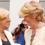 La alcaldesa Manuela Carmena y Esperanza Aguire