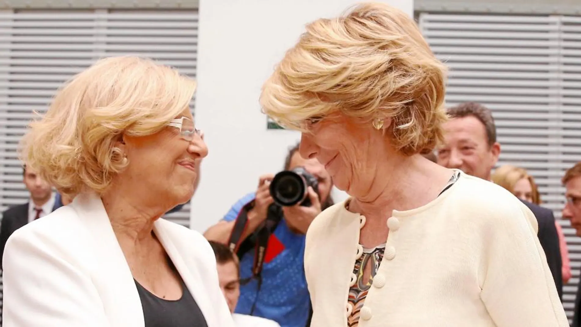 La alcaldesa Manuela Carmena y Esperanza Aguire