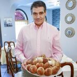 Esteban García muestra unos boletus, ahora en plena temporada