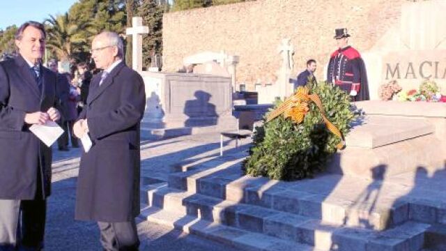 Artur Mas y José Montilla quisieron presidir juntos durante la mañana de Navidad el tradicional homenaje que cada año se realiza al que fue presidente de la Generalitat Francesc Macià coincidiendo con el aniversario de su muerte