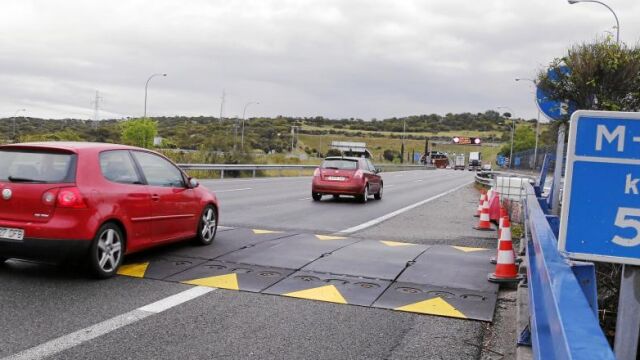 El reductor de velocidad ha sido colocado a la altura del kilómetro 51 de la vía de circunvalación mientras se hacen unas obras para mejorar la calzada