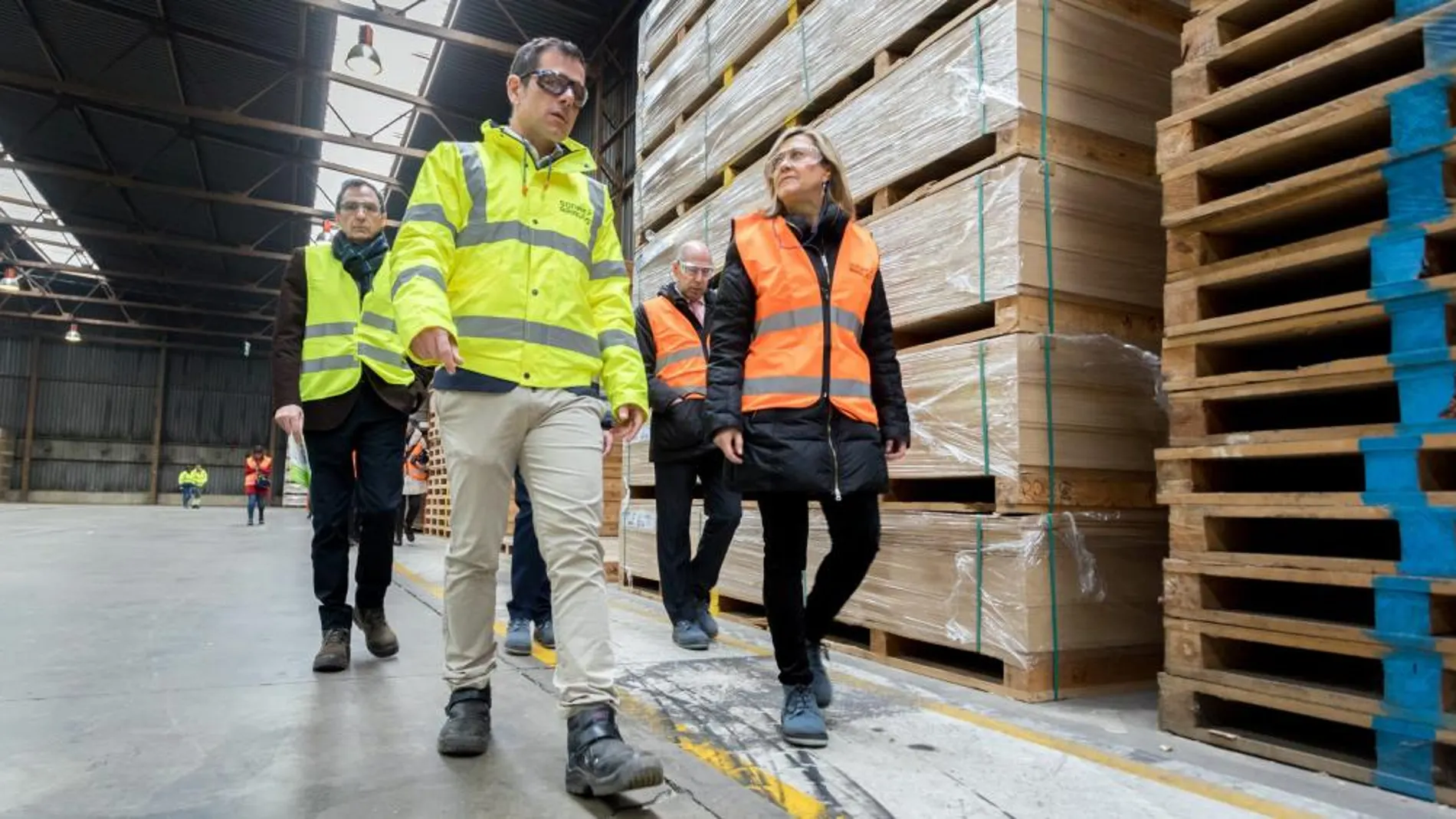 La consejera de Economía y Hacienda, Pilar del Olmo, visita las instalaciones de la empresa Sonae Arauco