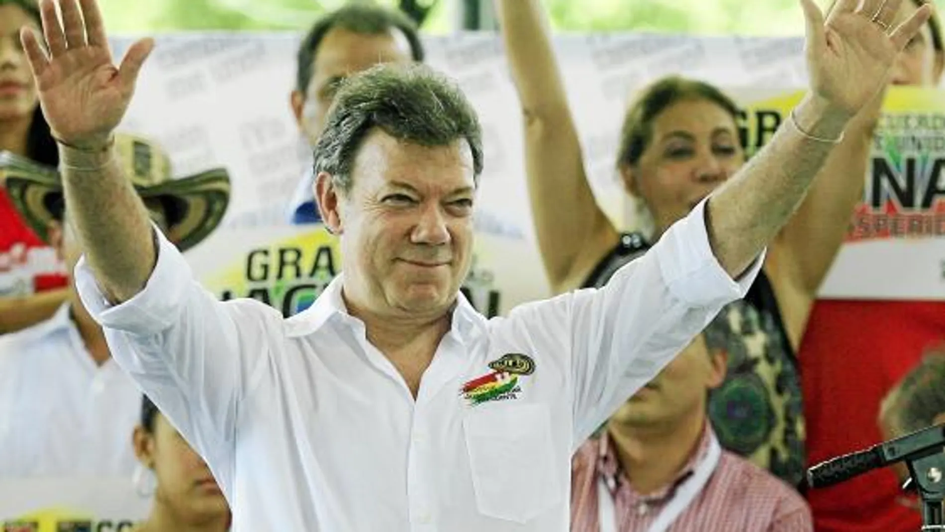 El candidato «uribista», Juan Manuel Santos, saluda a sus seguidores en un acto en la Feria Ganadera de Montería (Córdoba)