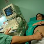 Una mujer, embarazada mediante tratamiento de reproducción asistida, se realiza una ecografía para comprobar la correcta evolución de su futuro hijo