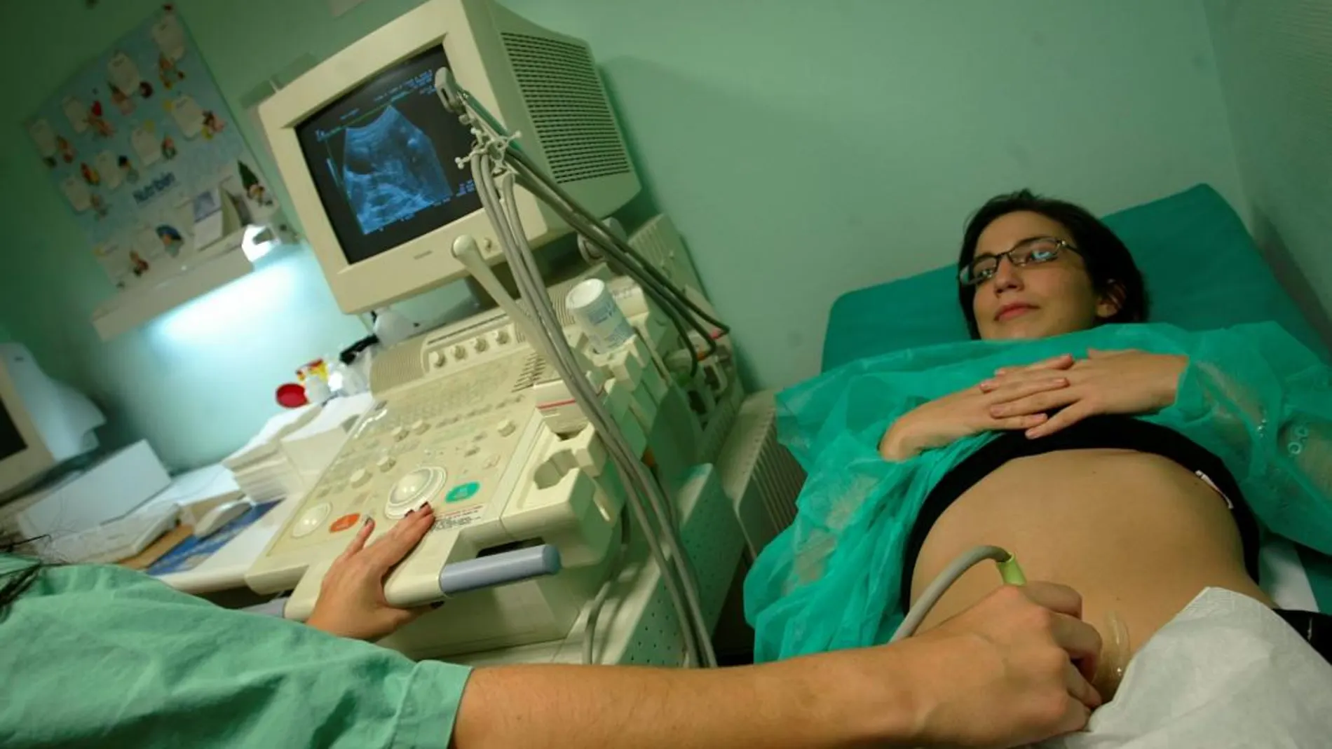 Una mujer, embarazada mediante tratamiento de reproducción asistida, se realiza una ecografía para comprobar la correcta evolución de su futuro hijo