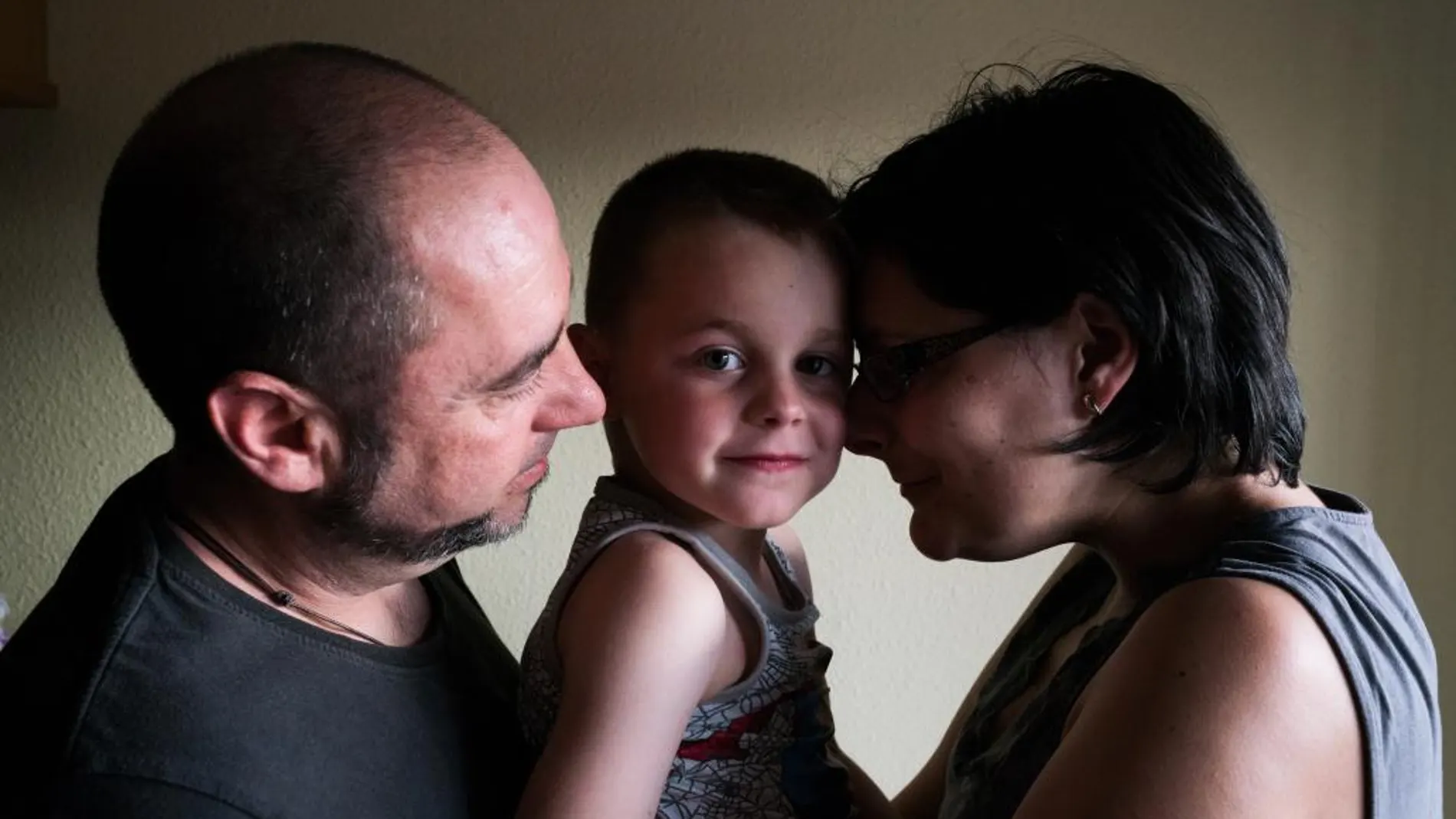 Sergio, de 8 años, entre sus padres, Aurelio y Carmen. Hace dos años le diagnosticaron una enfermedad que afecta a uno de cada 3.500 niños