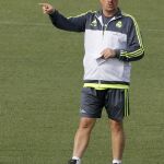 El técnico del Real Madrid, Rafa Benítez, durante el entrenamiento de hoy en Valdebebas