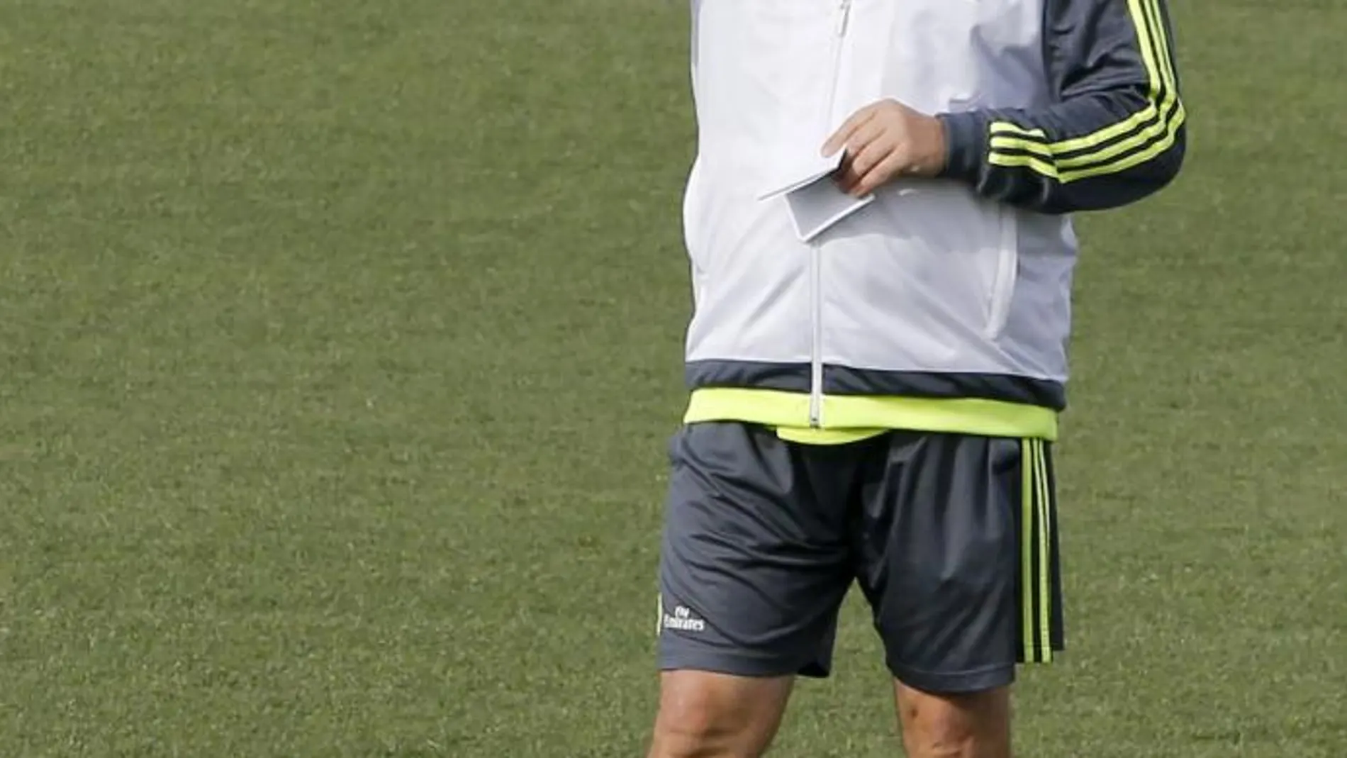 El técnico del Real Madrid, Rafa Benítez, durante el entrenamiento de hoy en Valdebebas