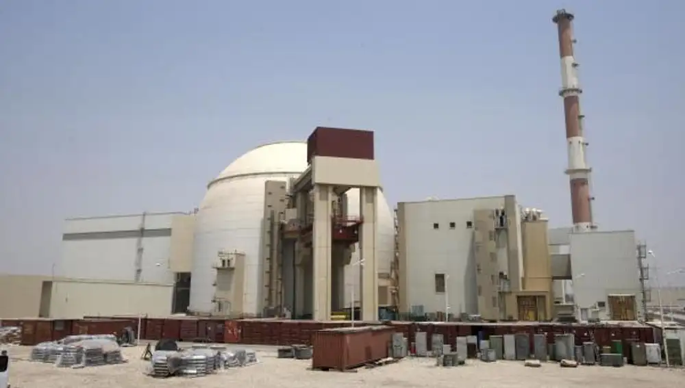 Irán carga combustible nuclear por primera vez en la central de Bushehr