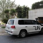 Un vehículo de la OPAQ, de la ONU, llegar al hotel en Damasco desde donde esperan acudir a la zona de Duma, en que se produjo el ataque químico. Efe