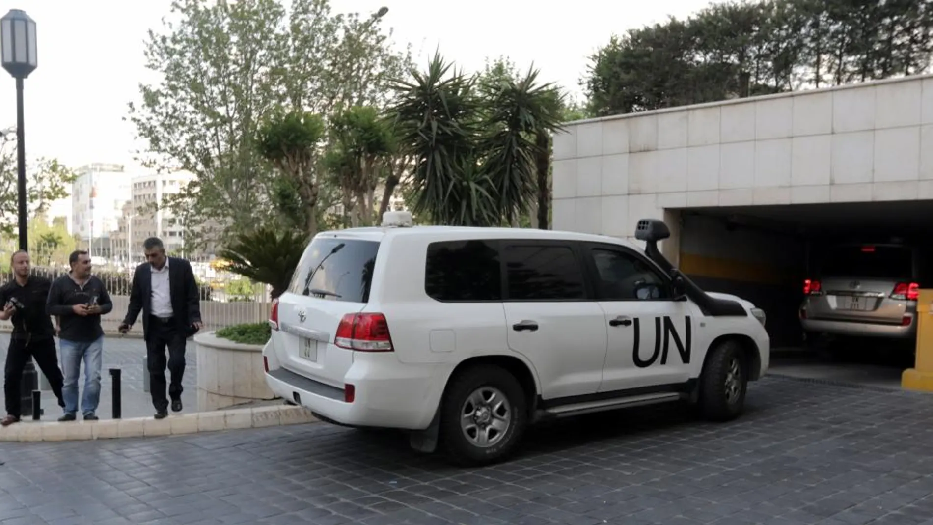 Un vehículo de la OPAQ, de la ONU, llegar al hotel en Damasco desde donde esperan acudir a la zona de Duma, en que se produjo el ataque químico. Efe