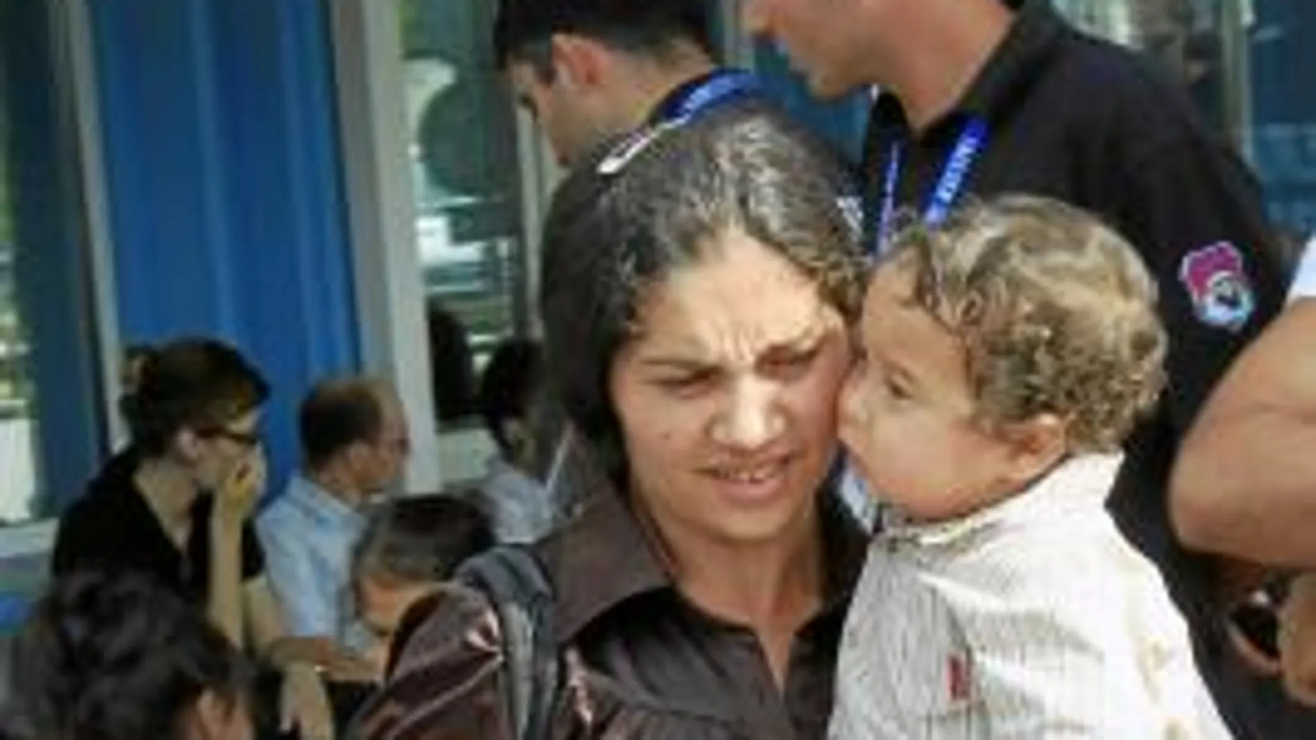 Una mujer gitana y su hijo llegaron ayer a Bucarest acompañados de otros 300 rumanos expulsados por las autoridades francesas