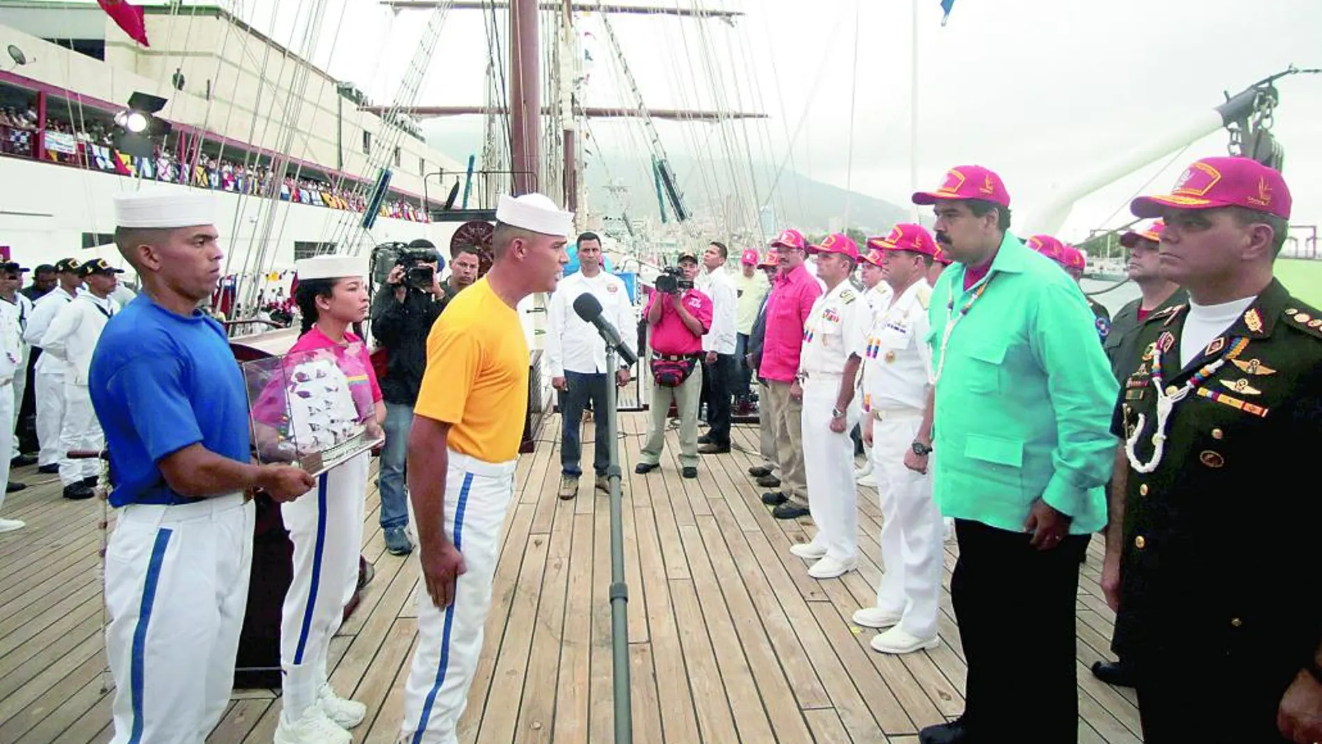 Nicolás Maduro y su ministro de Defensa, Vladimir Padrino, a la derecha, en su visita a la tripulación del buque escuela de la Armada