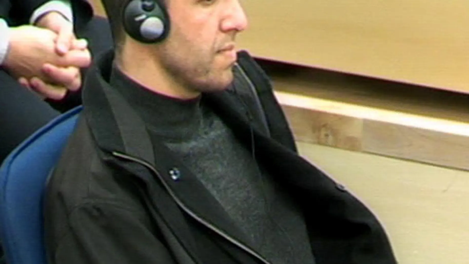 Imagen de televisión del presunto autor intelectual del 11-M, Youssef Belhadj, durante un momento de su declaración en la segunda jornada del juicio por los atentados del 11 de marzo en Madrid