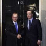 David Cameron (derch) recibe a Donald Tusk (izqu.), a la entrada del 10 Downing Street