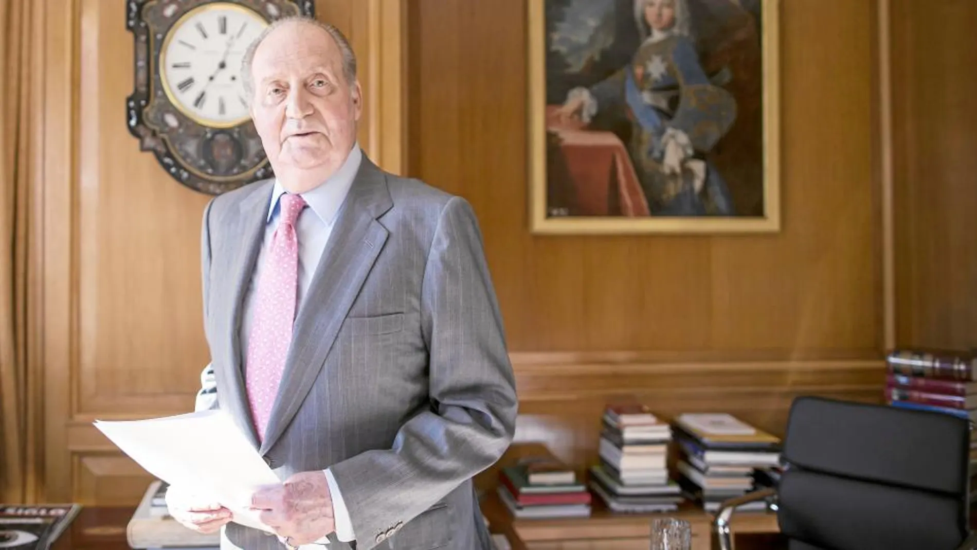 Su Majestad el Rey posó para LA RAZÓN en su despacho del Palacio de la Zarzuela el pasado 26 de diciembre de 2012