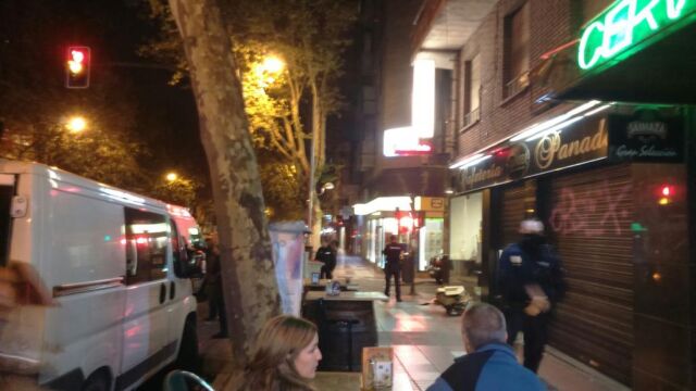 Los artificieros de la Policía Nacional junto a la pastelería Garnier de la Calle Alcalá tras la detonación