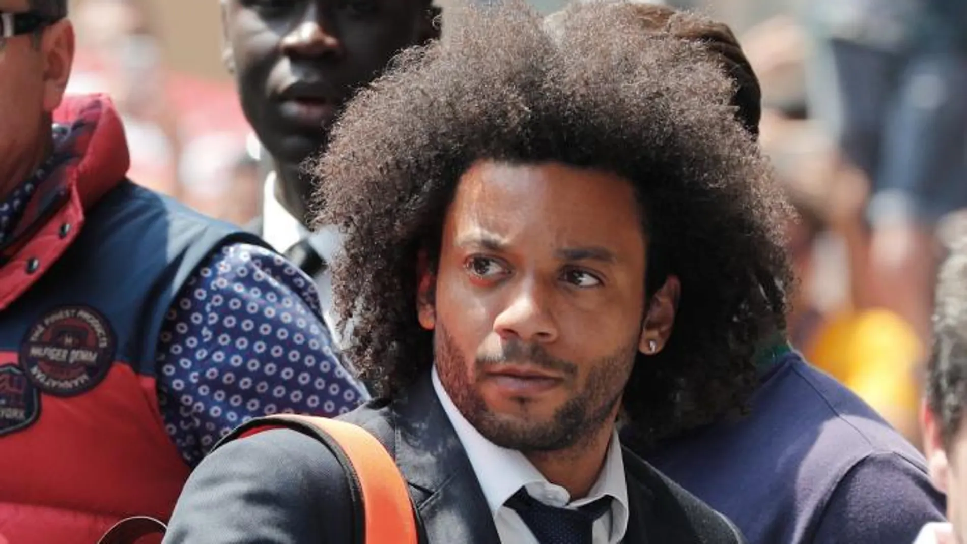 El defensa brasileño del Real Madrid Marcelo Vieira a su llegada al hotel de concentración del equipo en Milán