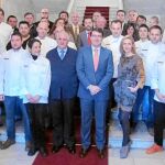 El alcalde de Salamanca, Alfonso Fernández Mañueco, junto a los cocineros de la provincia que participarán en Madrid Fusión