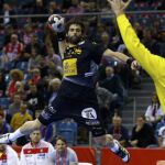 Antonio Jesus Garcia encara ante el portero corata, Mirko Alilovic