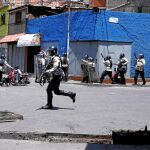 La Policía venezolana se enfrenta a manifestantes que protestan por la escasez, ayer